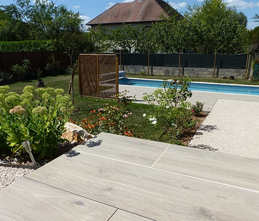 terrasse avec vue sur la piscine