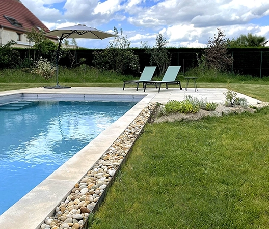 piscine avec bandes de proprete