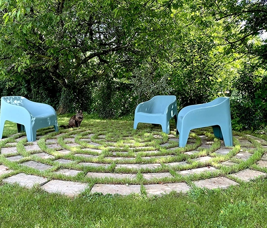 terrasse pierre naturelle et joints enherbes