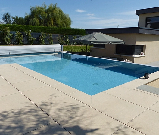 Piscine et volet hors sol