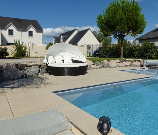 Plage de piscine en grès cérame