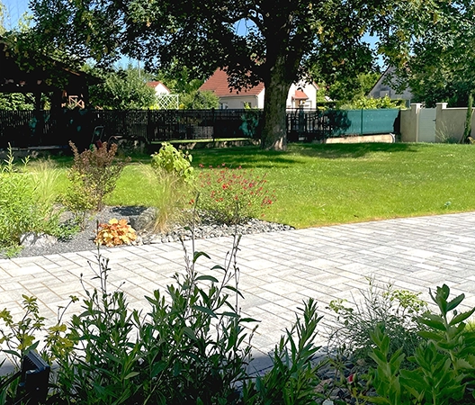 allée pavée bordée de massifs