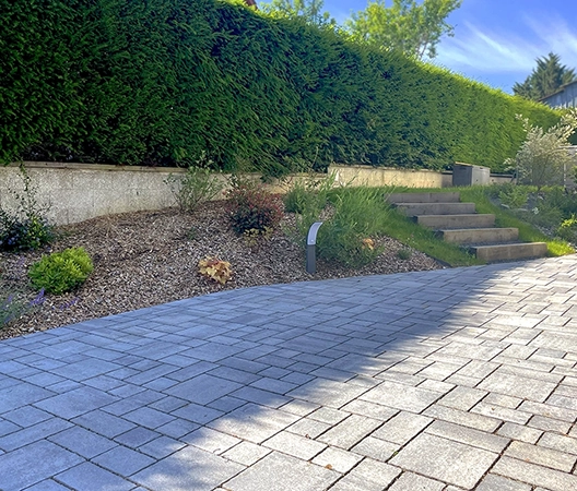 aménagement d'une cour et d'un talus