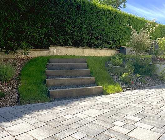 cour pavée et talus aménagé