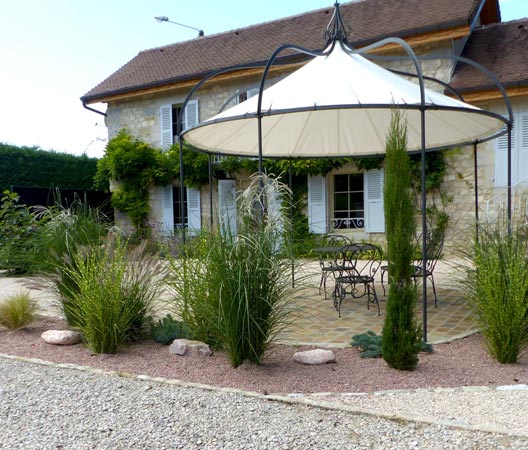 Table, chaisses et meubles de jardin en terrasse