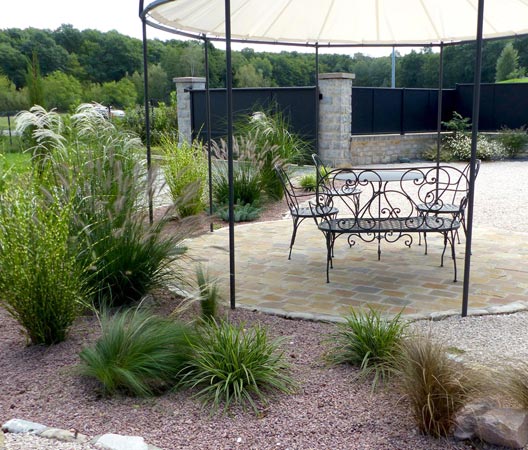 Table, chaisses et meubles de jardin en terrasse