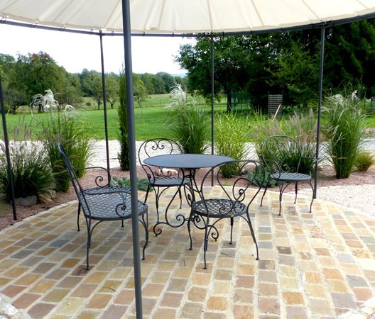 Table, chaisses et meubles de jardin en terrasse
