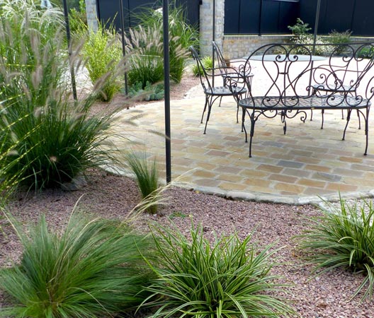 Table, chaisses et meubles de jardin en terrasse